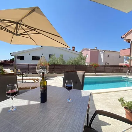 Charming Ira With Pool Holiday home *