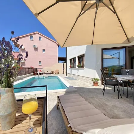 Charming Ira With Pool *