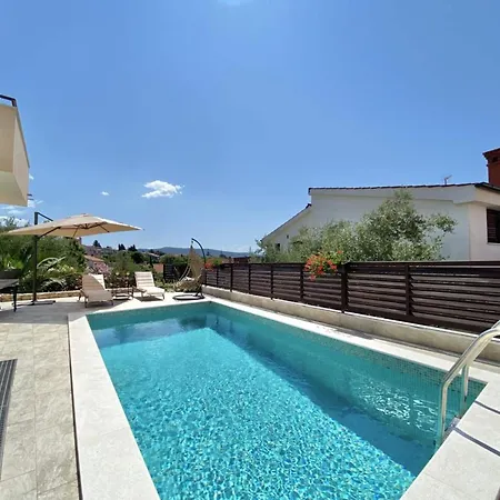 Charming Ira With Pool Nyaraló *