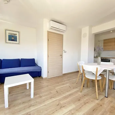 Semesterbostad Charming Ira With Pool