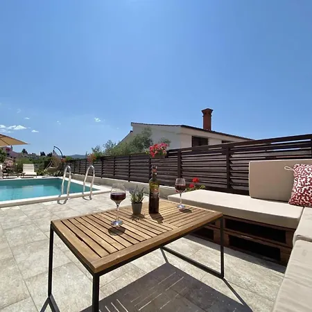 Charming Ira With Pool Semesterbostad