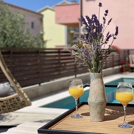 Semesterbostad Charming Ira With Pool