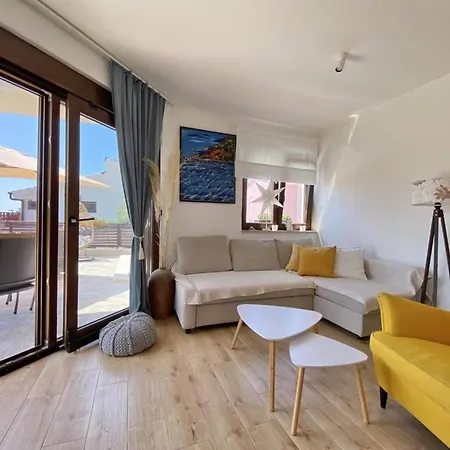 Vikendica Charming Ira With Pool