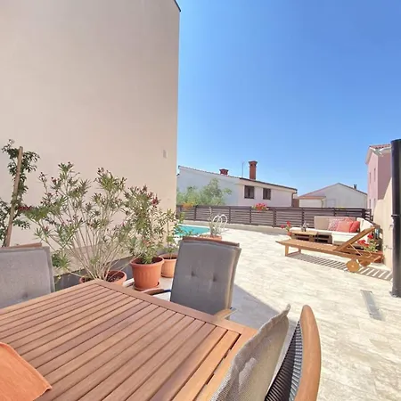 Charming Ira With Pool Vikendica