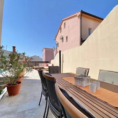 Vikendica Charming Ira With Pool *